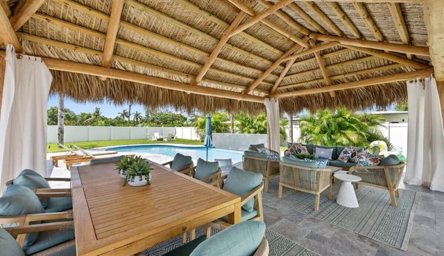 Luxury Heated Pool Tiki Grill 1 Mi to Beach