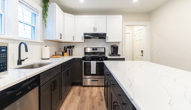 2 Bedroom, 2 Bathroom + Office/den in Montclair! Laundry, Parking, Pets welcome!