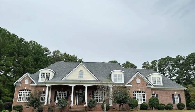 Luxury home on 1.6 acre & 5 smart TVs w YouTube TV