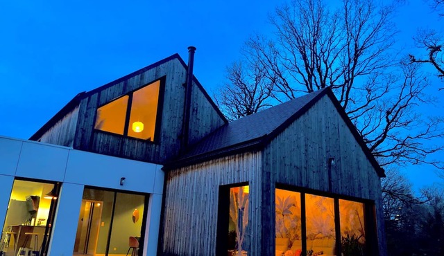 Maison Moderne en Bois au Cœur de la Nature