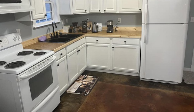 Cozy 1-bedroom house in charming West Point with AC, WiFi