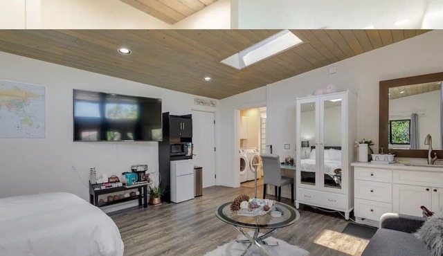 Luxury 6 Bd/4 Ba Retreat house with Outdoor Jacuzzi Near San Francisco/SFO