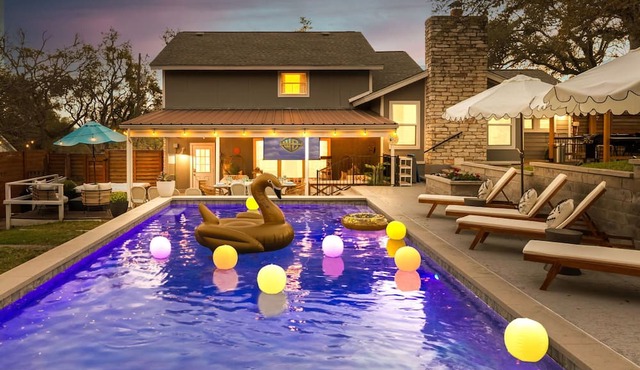 Pool - Spa - Outdoor Theater - Game Room - Sleeps 17