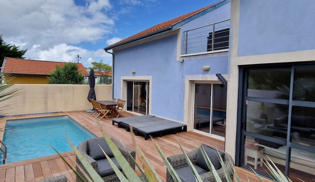 Spacious house with swimming pool close to the beach