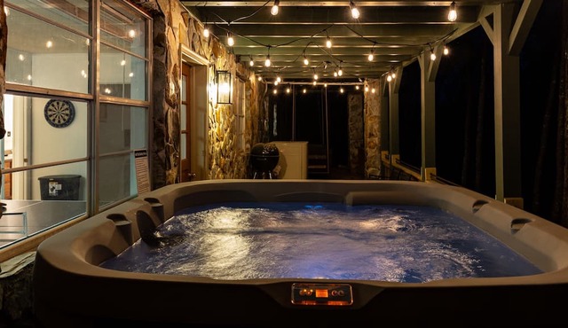 Mountain Retreat/ River views/5 bdrm/Hot Tub/Games