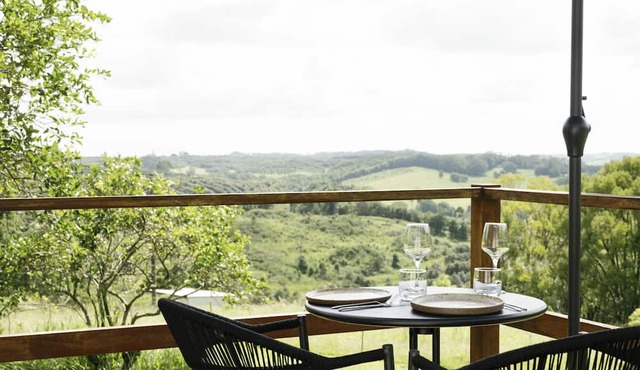 The Honey Barn. Wabi-Sabi Cottage with Byron Hinterland view.