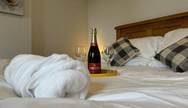 Romantic Countryside Couples Cabin with King bed