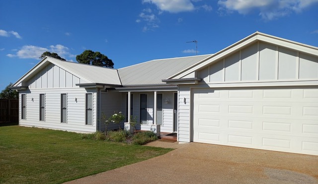 Airconditioned large family home. Sleeps 8 and pet friendly.