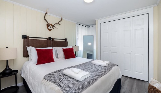 The Avery Flat · Near Mystic, Casinos + USCGA