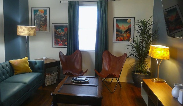 Stylish home close to Masters, University, Hospital and Restaurants. Large yard!