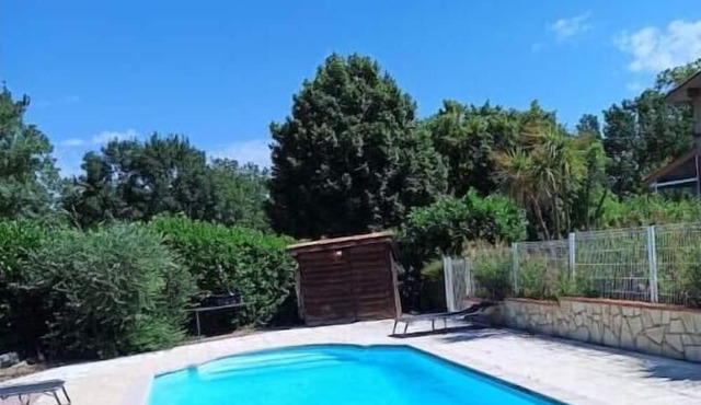 Grande Maison a la Campagne sur Grand Terrain Avec Grande Piscine