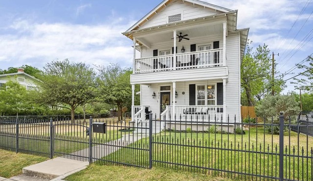 Minutes Away from Riverwalk & Alamo! Beautiful Home w/ Hot Tub & Fire Pit