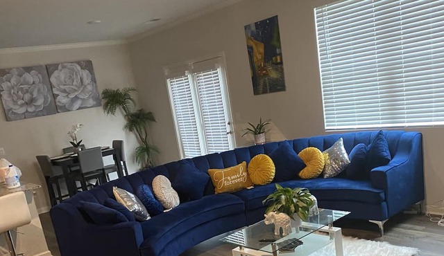 Spacious 5-bedroom house with AC and WiFi in beautiful Lithia Springs