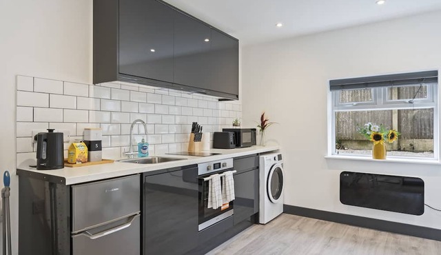 The Green Studio | Free Parking | Long Term Bookings