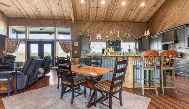 Beautiful Country barn PET friendly Home