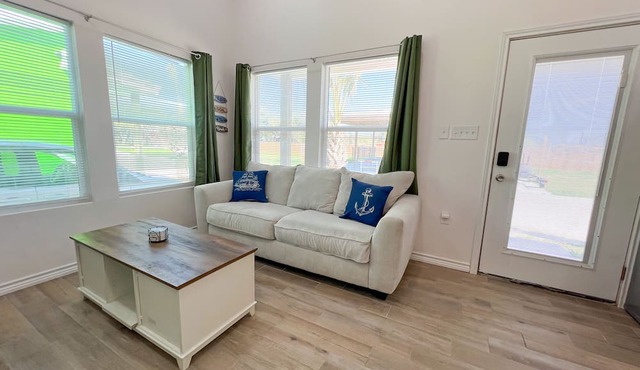 Escape to our cozy 2 bedroom cabin in Aransas Pass, perfect for families of up to 6