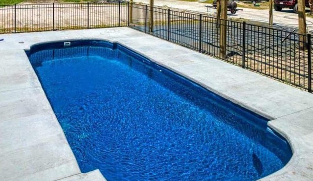 Escape to our TINY & cozy 2 bedroom cabin in Aransas Pass, perfect for families of up to 6