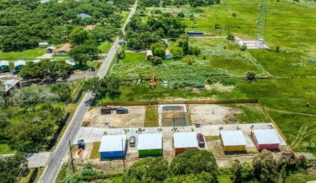 Escape to our cozy 2 bedroom cabin in Aransas Pass, perfect for up to 6