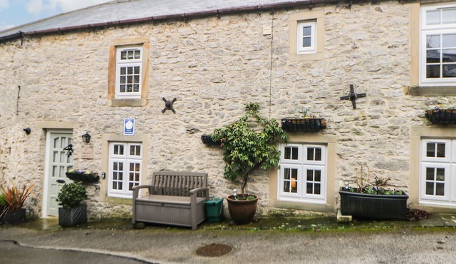 HARROW COTTAGE, family friendly in Great Longstone