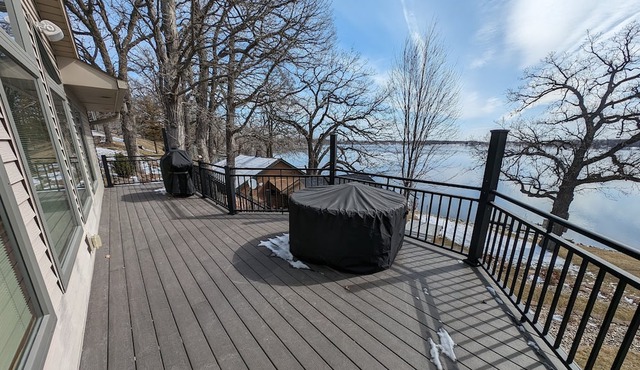 Spectacular Lake Manuella Family Retreat. Relaxing and serene lakeshore home!