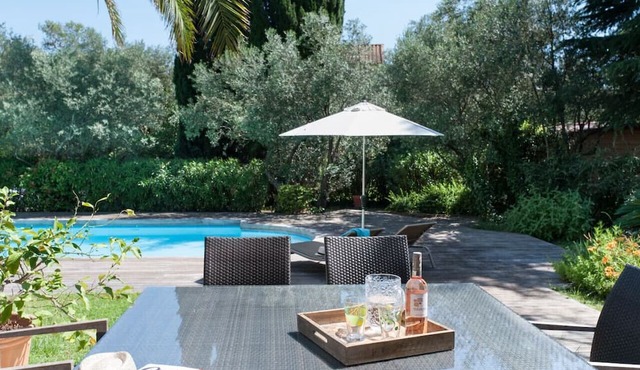 Villa des Rosiers : with pool and quiet garden