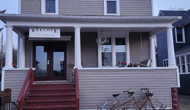 Superior Stay and Play. Bright and cheery full size apartment near trails