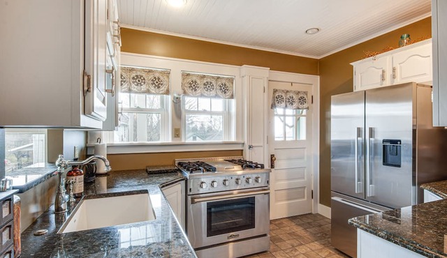 St Petersburg Cottage w/ Porch, 2 Mi to Foxburg!