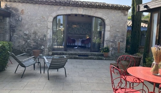 Cosy retreat in Eygalieres with artist studio. Walking distance to the village