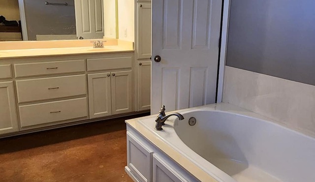 Quiet Country Home Near LSU and Southern and Downtown Baton Rouge!