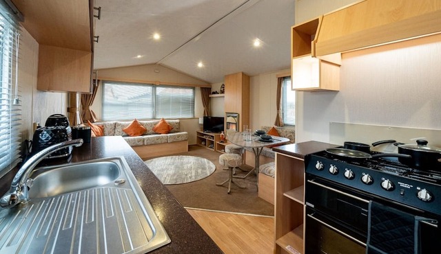 Inviting 3-Bed Caravan on Sand Le Mere, Tunstall