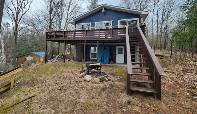 Blissful Bluff Lake Retreat: 4BR House with Sandy Beach & Walkout Basement