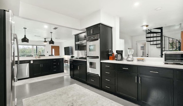 Oakshade Oasis – Immaculate 4 BDR w/Private Pool! Walk to S. Congress & Lamar