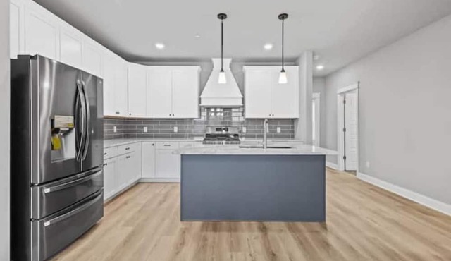 5 minutes to the Indiana Dunes and beaches! Luxury condo with pool & workout