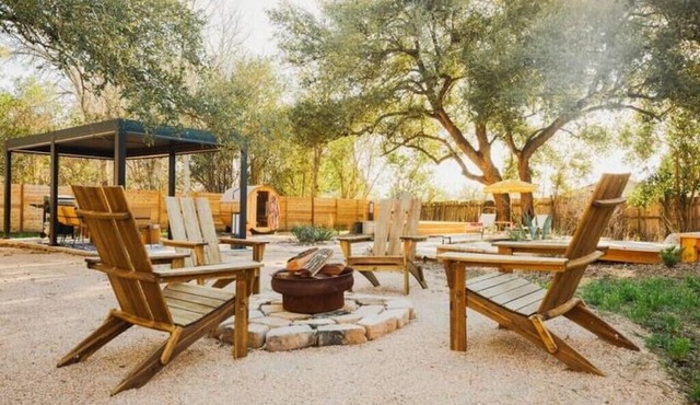 New! Little Lockhart Oasis with Sauna & Cowboy Pool