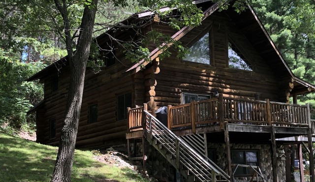 Log cabin on the lake. Game room, fire pit, near golf & supper clubs! Sleeps 14