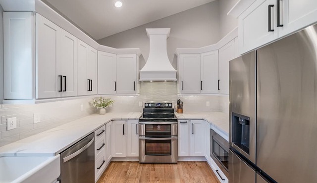 Alta Lane: 4 min to LU!, Hot Tub + Mountain Views