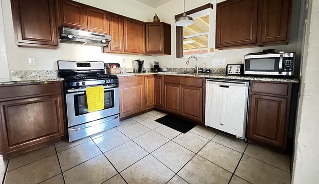 4 bed 2 bath home - Walk to River Walk in Heart of San Antonio