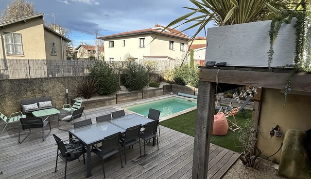 Maison Familiale Avec Piscine Proche de Toutes Commodités à 10 min de Lyon !