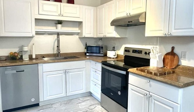 Stylish Comfy Bungalow- 10 minutes to the beach. Backyard w/ deck & Grill.