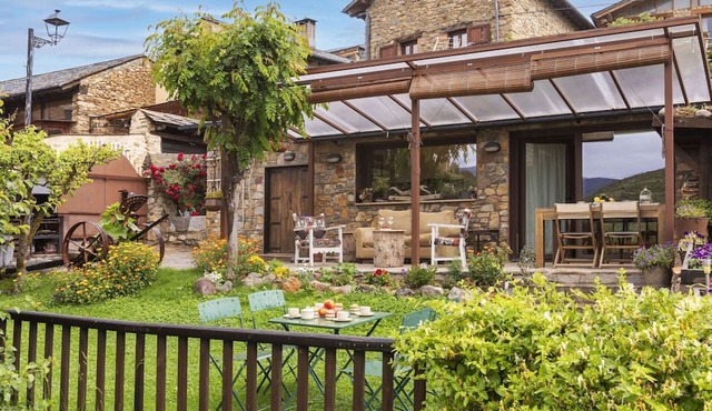 Beautiful private villa for 2 guests with TV and patio
