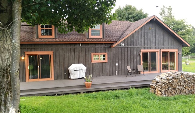 Spacious Ranch House Getaway, huge property, sleeps 7, nature hike to river!