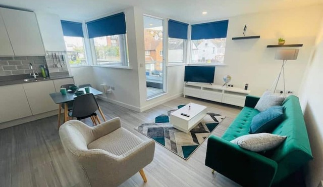 Leigh Broadway Apartment With Parking & Balcony