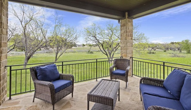 HSB West/ Newer Build/ Chic Decor