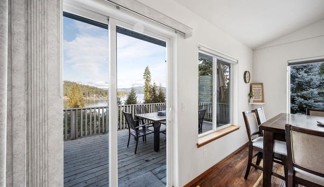 Lake View Escape w/Patio, Balcony, Fire pit & BBQ