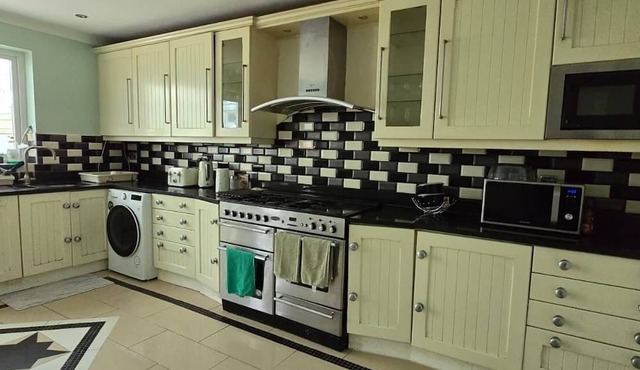 Avala, 5/6 Bed House in Romford