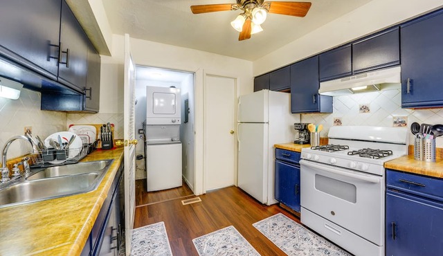 Cozy & Quiet Hanover Park Townhome!