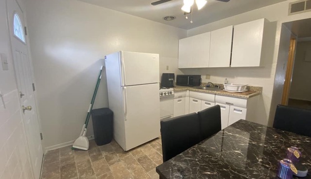 Quiet cozy apartment right off the highway! Next to 3 shopping plaza’s!