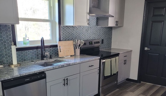 Lovely 3-bedroom house seating on 3 acrage with AC and WiFi in Loganville