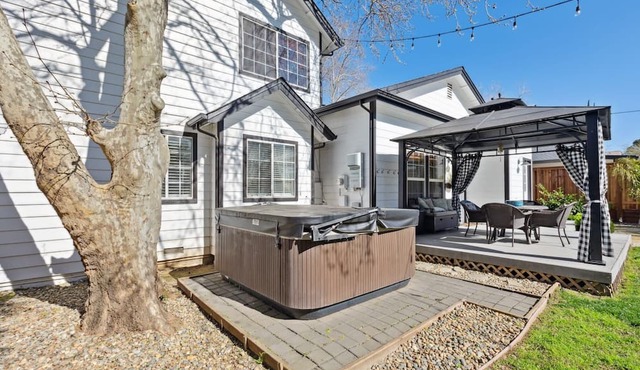 Folsom Charm: Walk to Lakes & Downtown