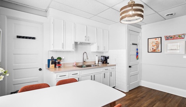Large Groups: Entire Duplex Near Clinic & Downtown